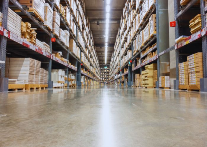 la sécurité en entrepôt et la gestion des risques pour le stockage en hauteur